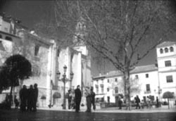 Vista general de la Plaza Mayor. A la derecha de la Iglesia, el antiguo Seminario Menor y la antigua cárcel del siglo XVIII hoy reconstruida para sede del Ayuntamiento