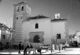 El sol del invierno en la Plaza de Santiago. Al fondo, la Iglesia