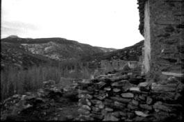 Vista de un paraje serrano con una edificación típica de la zona