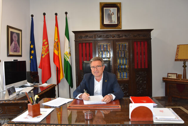 Alcalde sobre autovía y estación autobuses