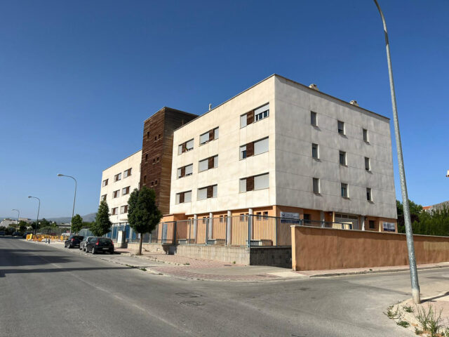 Edificio vivienda social y uso social