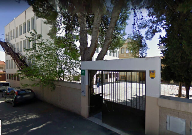 Entrada a la Oficina de desemleo en Baza