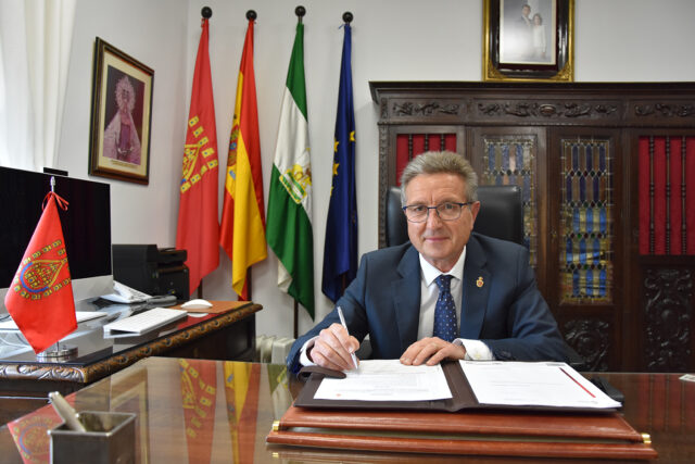 Alcalde Manolo Gavilan en su despacho