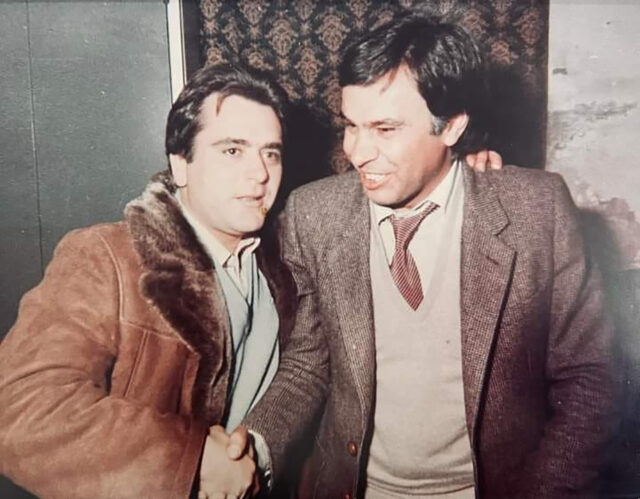 Pepe Rosendo estrechando la mano a Felipe González en el Cine IDEAL de Baza (17-01-1982)