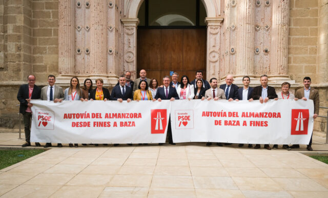 230323 Foto PSOE Grupo Parlamentaro Socialista con alcaldes, acaldesas y portavoces socialistas defendiendo la Autovía del Almanzora (2)