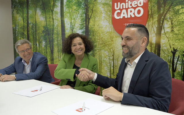 Firma del acuerdo de United Caro y Universidad de Granada, con l