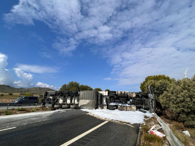 Bomberos, tráiler volcado (2)