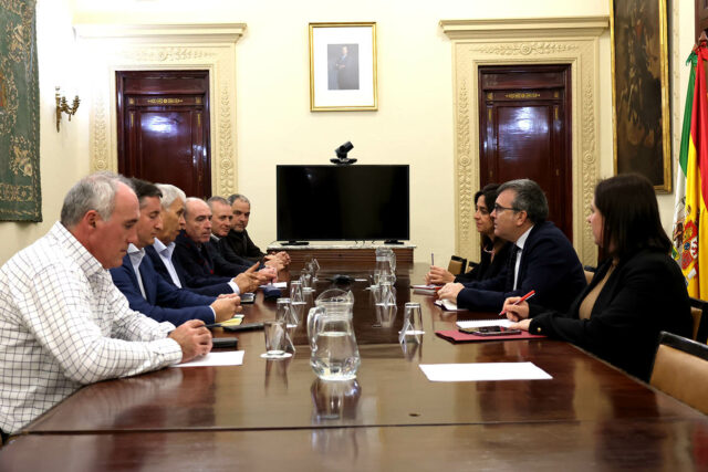 Reunion subdelegado Gobierno con asociaciones agrarias