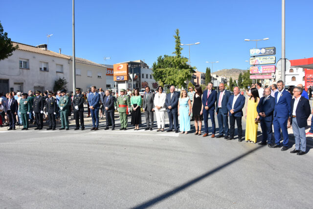 Autoridades izado bandera 10 no Lidia