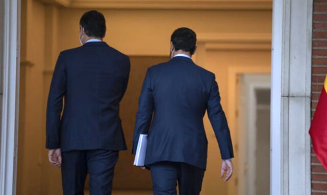 Pedro Sanchez y Juanma Moreno en la Moncloa de espaldas