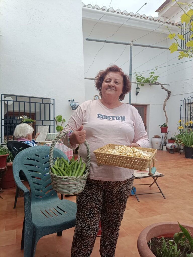 6. Mercedes Samaniego Morenate: La luz del barrio, tejiendo pueblo.