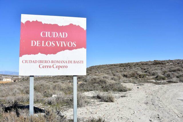 Este cartel indicador del Cerro Ceperoentra en los terrenos que acaban de ser donados